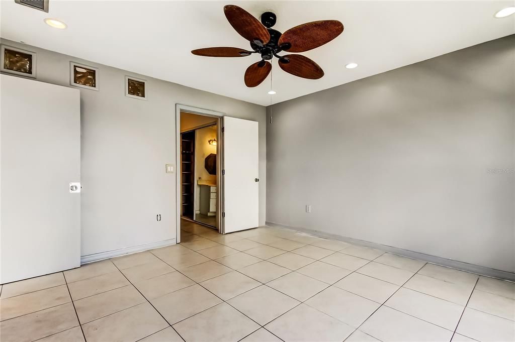 Active With Contract: $119,000 (1 beds, 1 baths, 806 Square Feet)