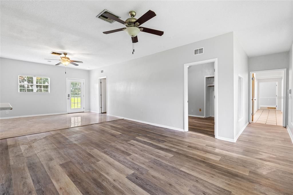 Под контрактом: $415,000 (5 спален, 3 ванн, 2610 Квадратных фут)