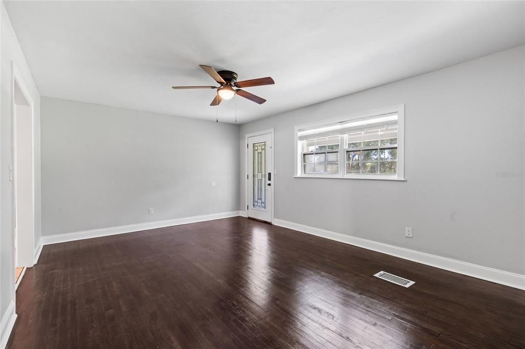 Под контрактом: $415,000 (5 спален, 3 ванн, 2610 Квадратных фут)