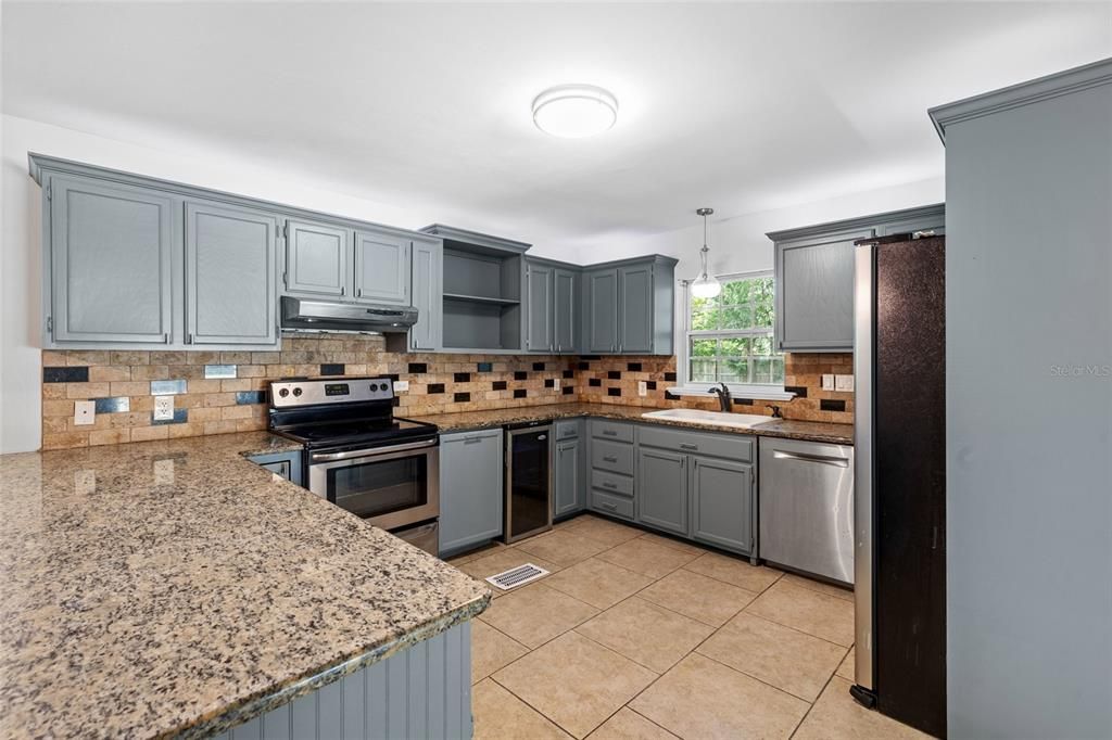 Под контрактом: $415,000 (5 спален, 3 ванн, 2610 Квадратных фут)