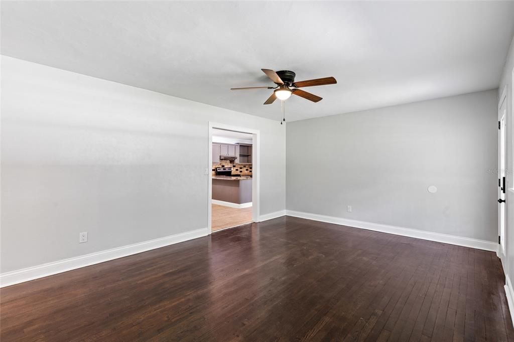 Под контрактом: $415,000 (5 спален, 3 ванн, 2610 Квадратных фут)