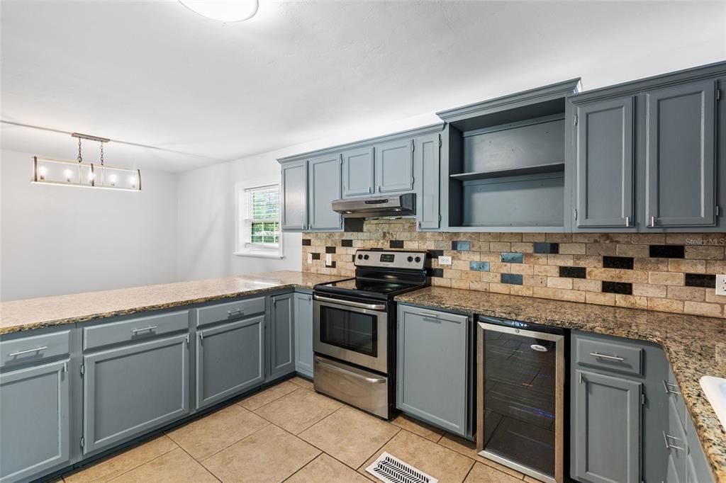 Под контрактом: $415,000 (5 спален, 3 ванн, 2610 Квадратных фут)