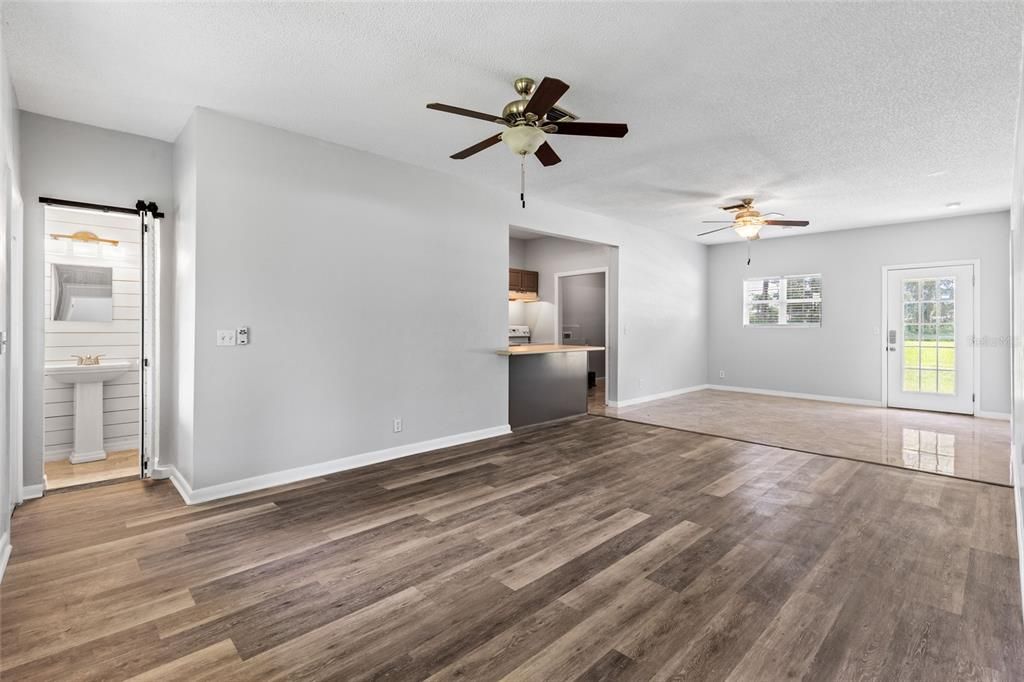 Под контрактом: $415,000 (5 спален, 3 ванн, 2610 Квадратных фут)