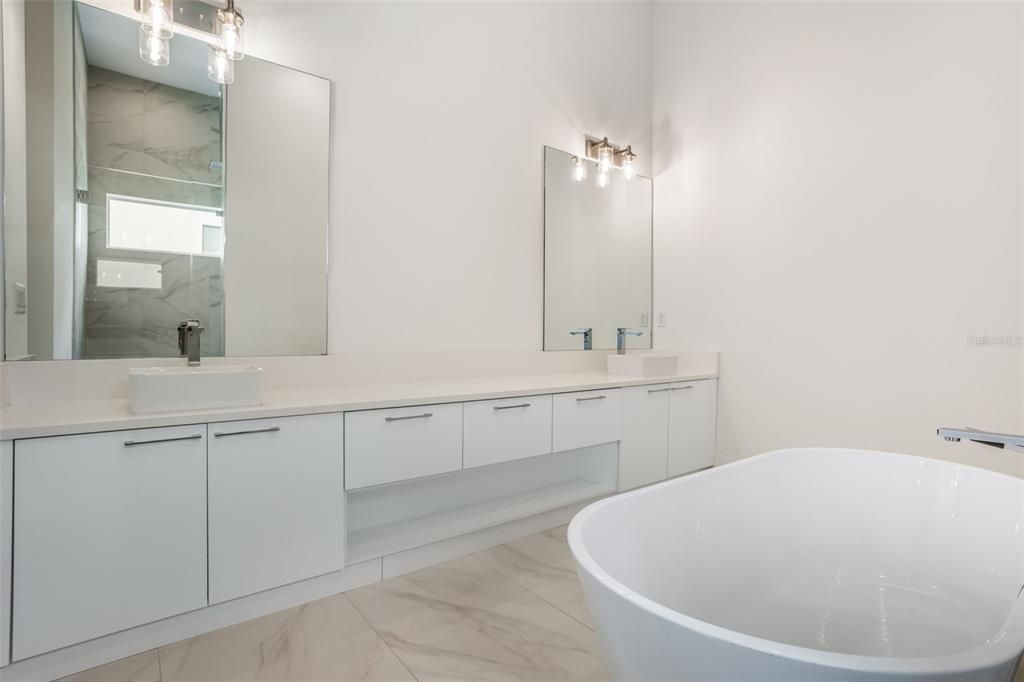 For Sale: $2,500,000 (5 beds, 4 baths, 3924 Square Feet)