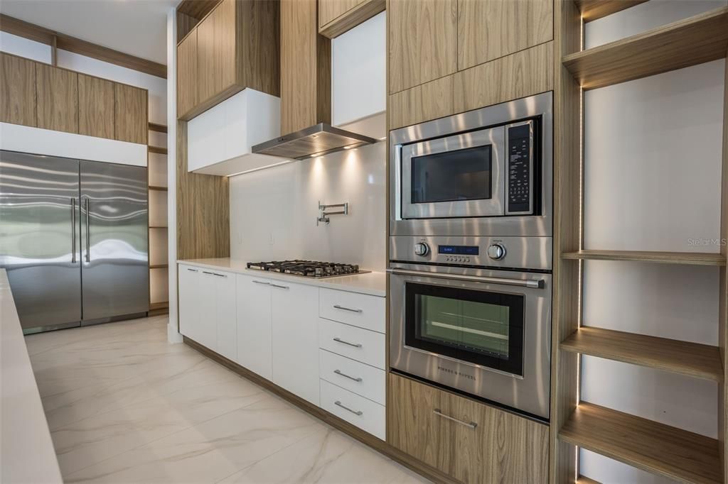 For Sale: $2,500,000 (5 beds, 4 baths, 3924 Square Feet)