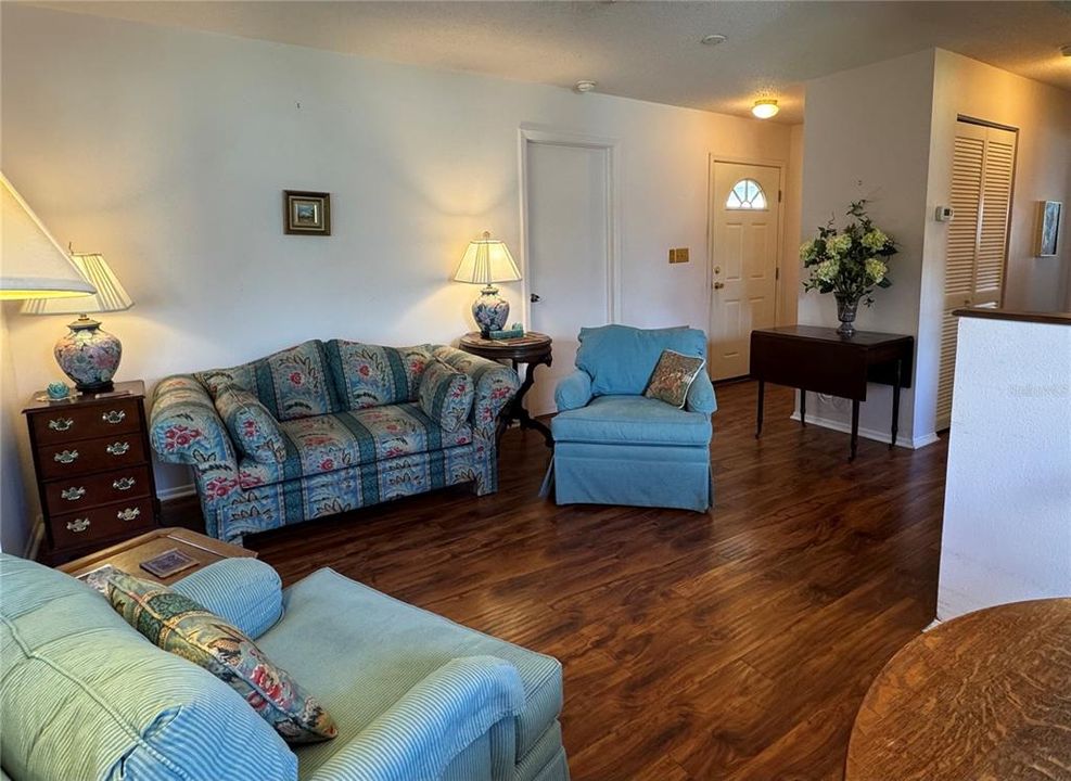 Active With Contract: $160,000 (2 beds, 1 baths, 863 Square Feet)