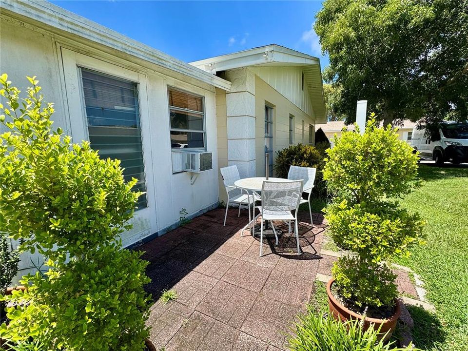 Active With Contract: $160,000 (2 beds, 1 baths, 863 Square Feet)