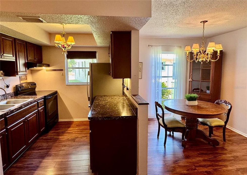 Active With Contract: $160,000 (2 beds, 1 baths, 863 Square Feet)