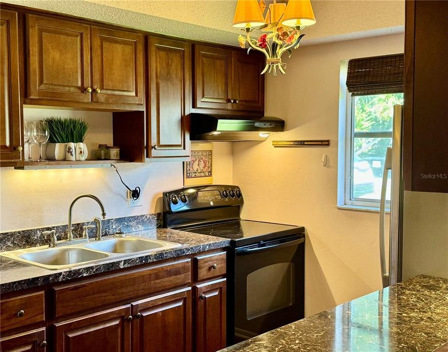 Active With Contract: $160,000 (2 beds, 1 baths, 863 Square Feet)