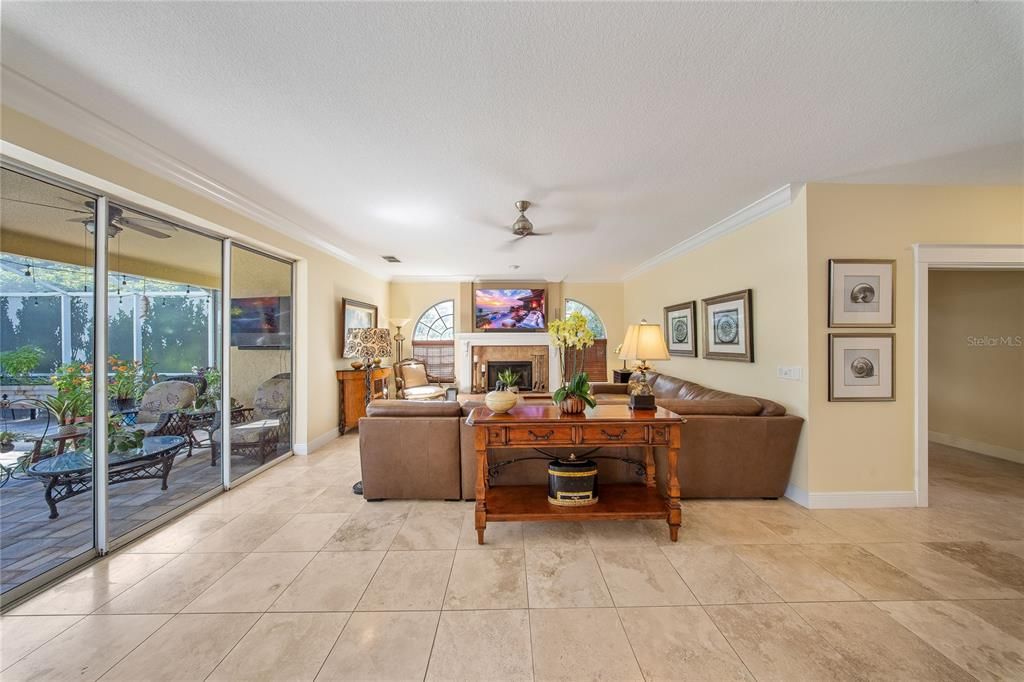 Activo con contrato: $719,000 (5 camas, 3 baños, 3378 Pies cuadrados)