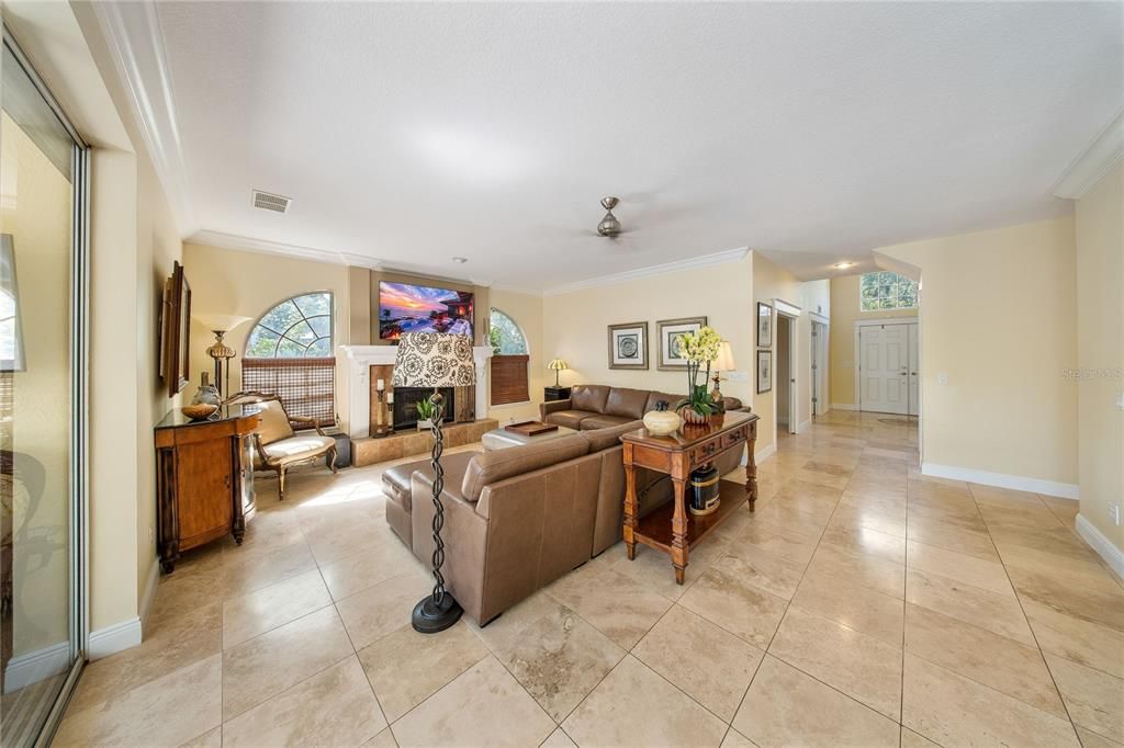 Activo con contrato: $719,000 (5 camas, 3 baños, 3378 Pies cuadrados)