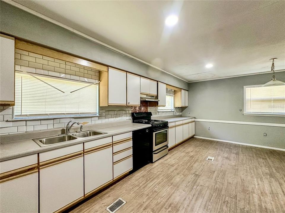 For Sale: $249,900 (3 beds, 2 baths, 1300 Square Feet)