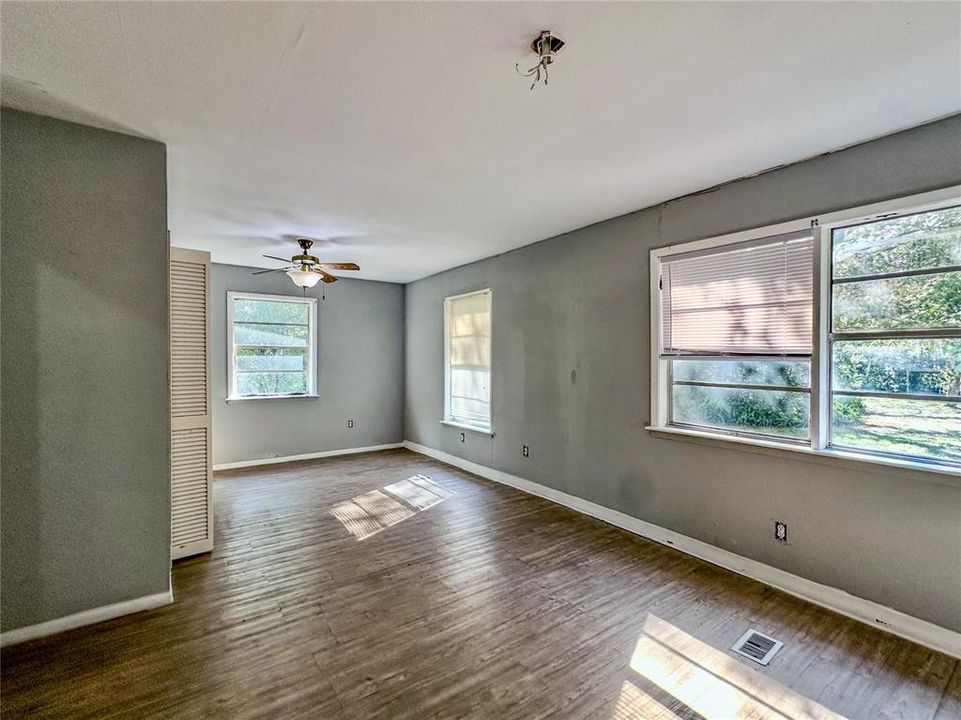 For Sale: $249,900 (3 beds, 2 baths, 1300 Square Feet)