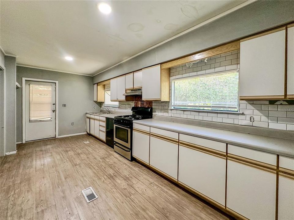 For Sale: $249,900 (3 beds, 2 baths, 1300 Square Feet)