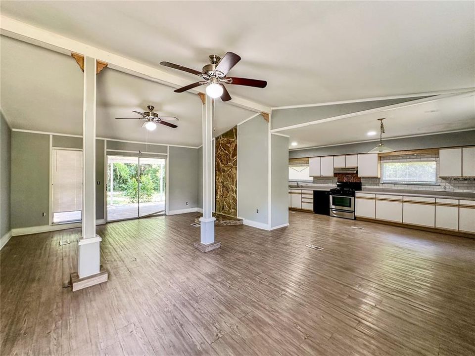 For Sale: $249,900 (3 beds, 2 baths, 1300 Square Feet)