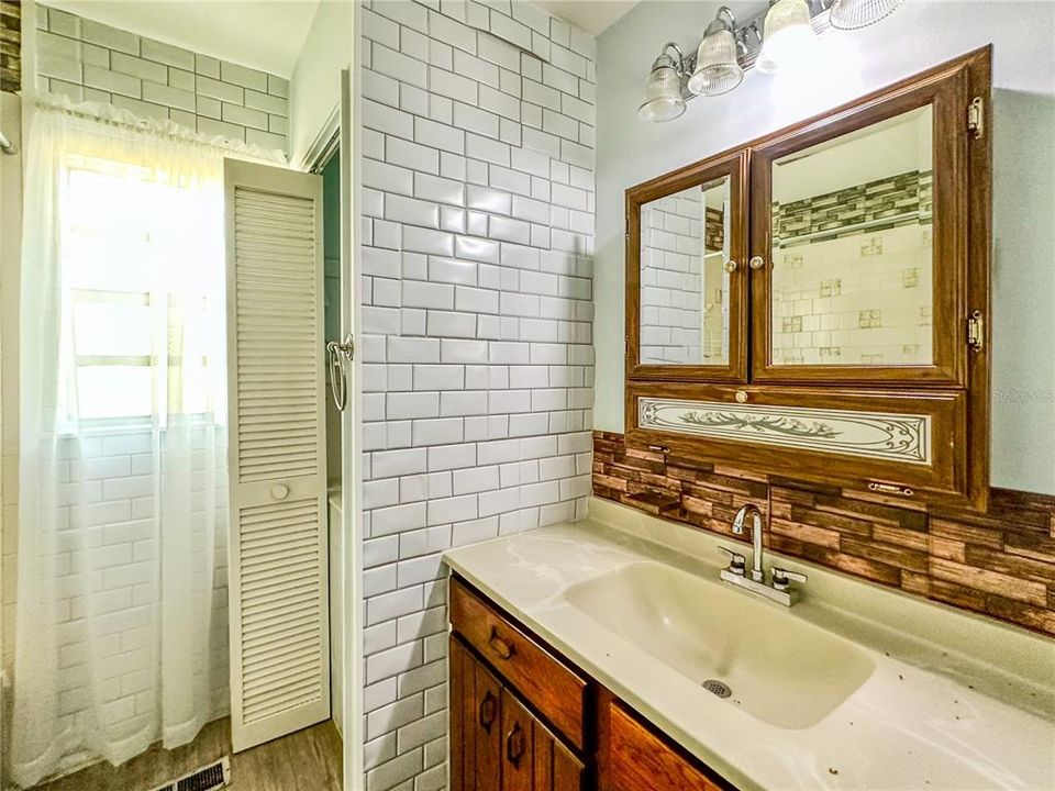 For Sale: $249,900 (3 beds, 2 baths, 1300 Square Feet)