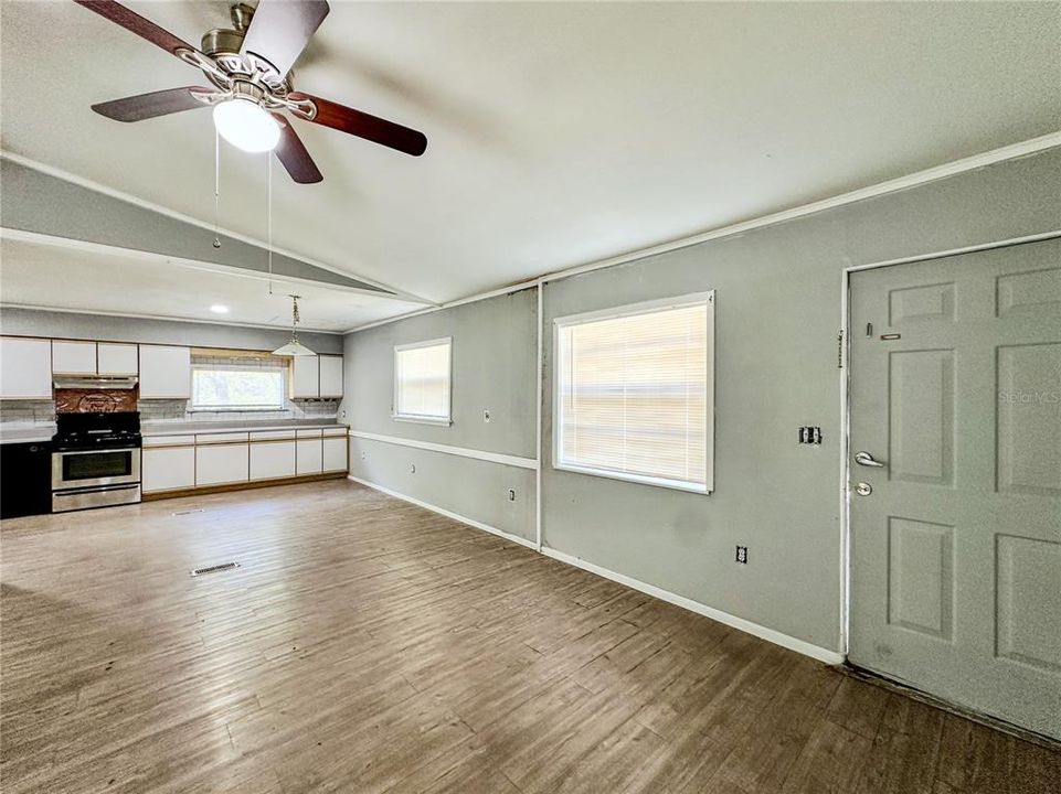 For Sale: $249,900 (3 beds, 2 baths, 1300 Square Feet)