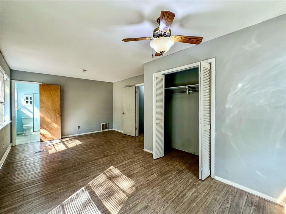 For Sale: $249,900 (3 beds, 2 baths, 1300 Square Feet)