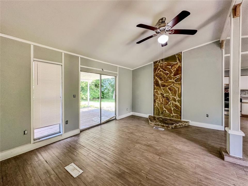 For Sale: $249,900 (3 beds, 2 baths, 1300 Square Feet)