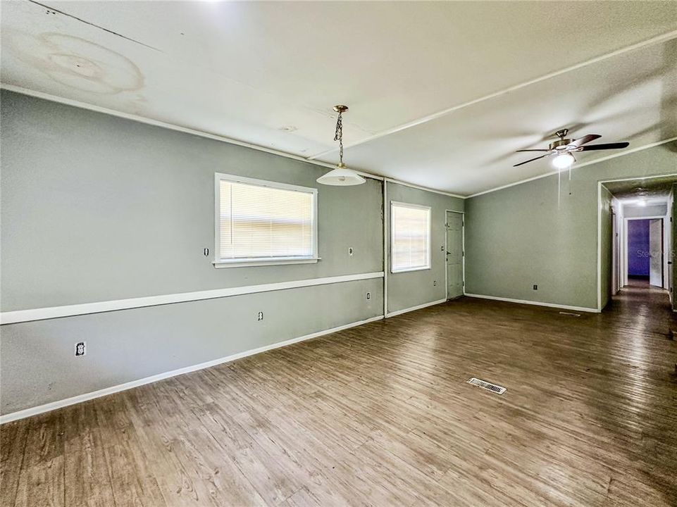 For Sale: $249,900 (3 beds, 2 baths, 1300 Square Feet)