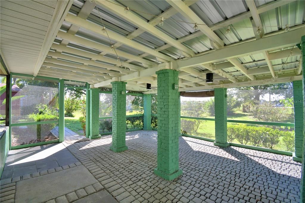 Active With Contract: $369,000 (3 beds, 2 baths, 1686 Square Feet)