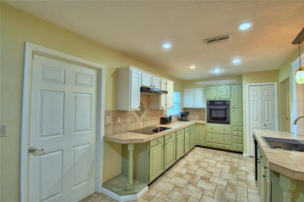 Active With Contract: $369,000 (3 beds, 2 baths, 1686 Square Feet)