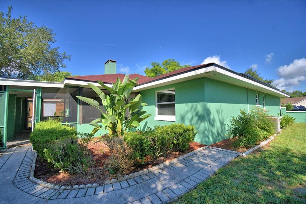 Active With Contract: $369,000 (3 beds, 2 baths, 1686 Square Feet)