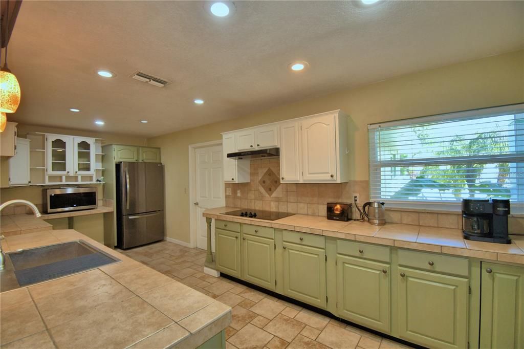 Active With Contract: $369,000 (3 beds, 2 baths, 1686 Square Feet)