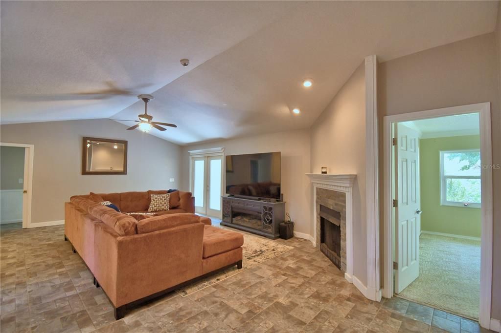 Active With Contract: $369,000 (3 beds, 2 baths, 1686 Square Feet)