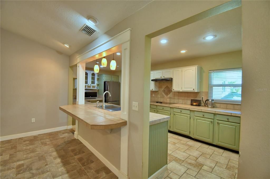 Active With Contract: $369,000 (3 beds, 2 baths, 1686 Square Feet)