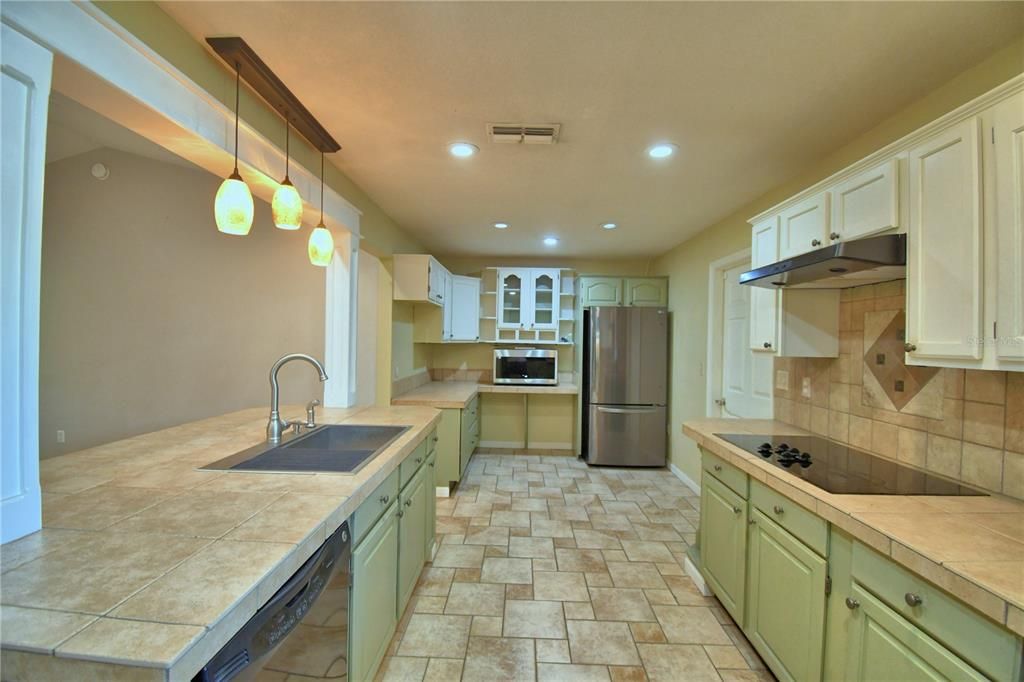 Active With Contract: $369,000 (3 beds, 2 baths, 1686 Square Feet)