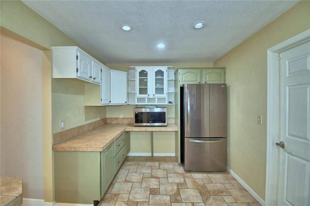 Active With Contract: $369,000 (3 beds, 2 baths, 1686 Square Feet)