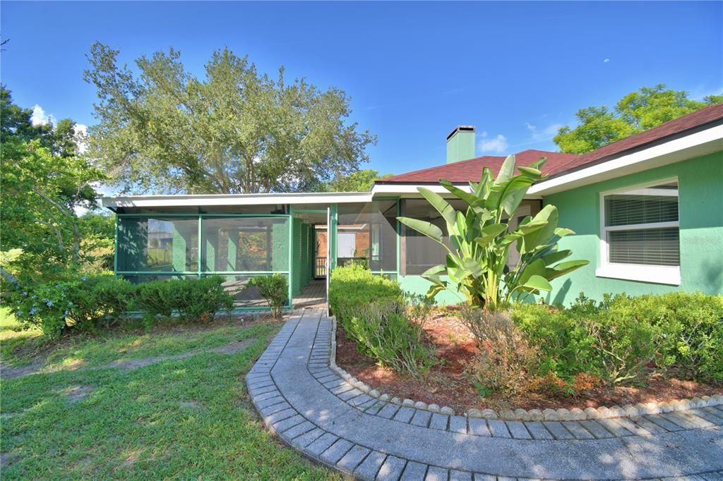 Active With Contract: $369,000 (3 beds, 2 baths, 1686 Square Feet)