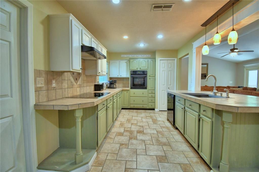 Active With Contract: $369,000 (3 beds, 2 baths, 1686 Square Feet)