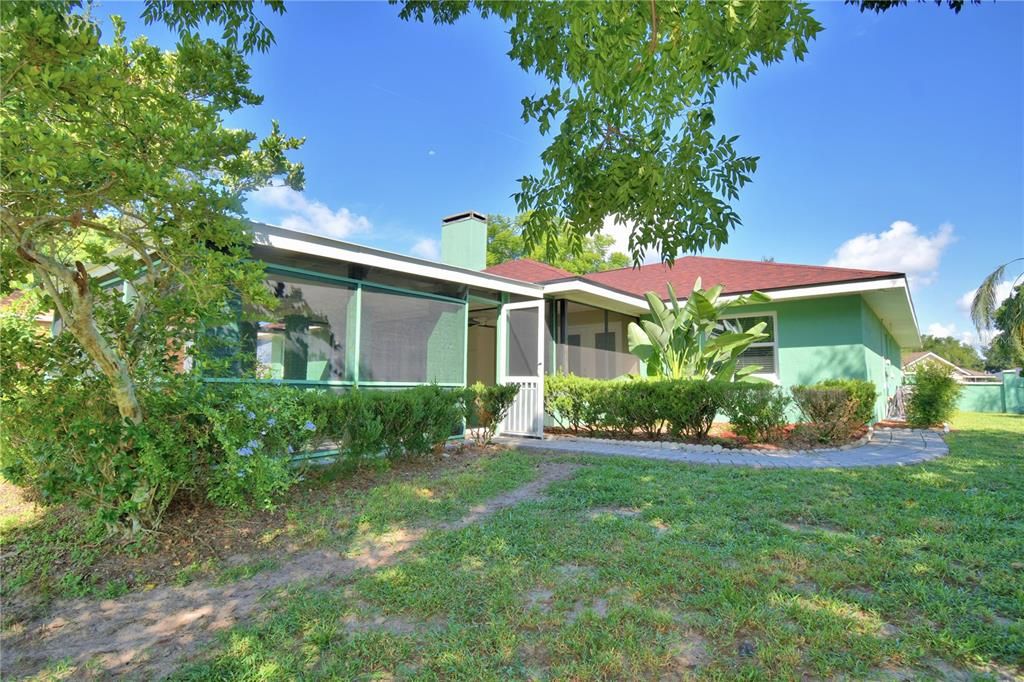 Active With Contract: $369,000 (3 beds, 2 baths, 1686 Square Feet)