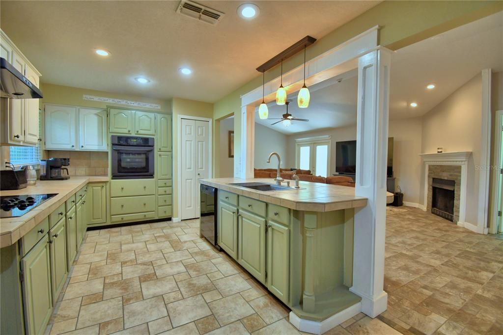 Active With Contract: $369,000 (3 beds, 2 baths, 1686 Square Feet)