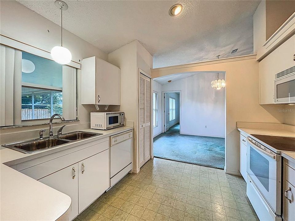 Active With Contract: $274,900 (4 beds, 2 baths, 1784 Square Feet)