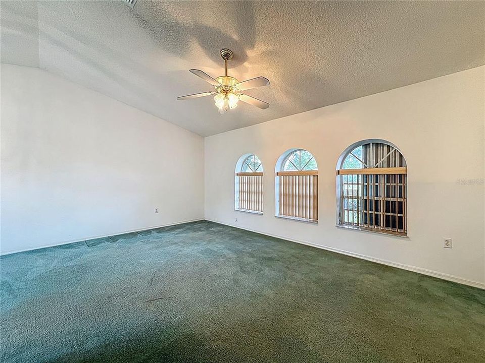 Active With Contract: $274,900 (4 beds, 2 baths, 1784 Square Feet)