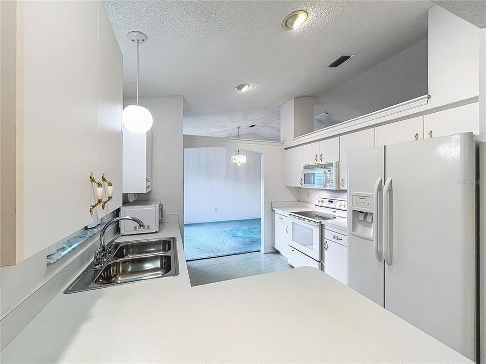 Active With Contract: $274,900 (4 beds, 2 baths, 1784 Square Feet)