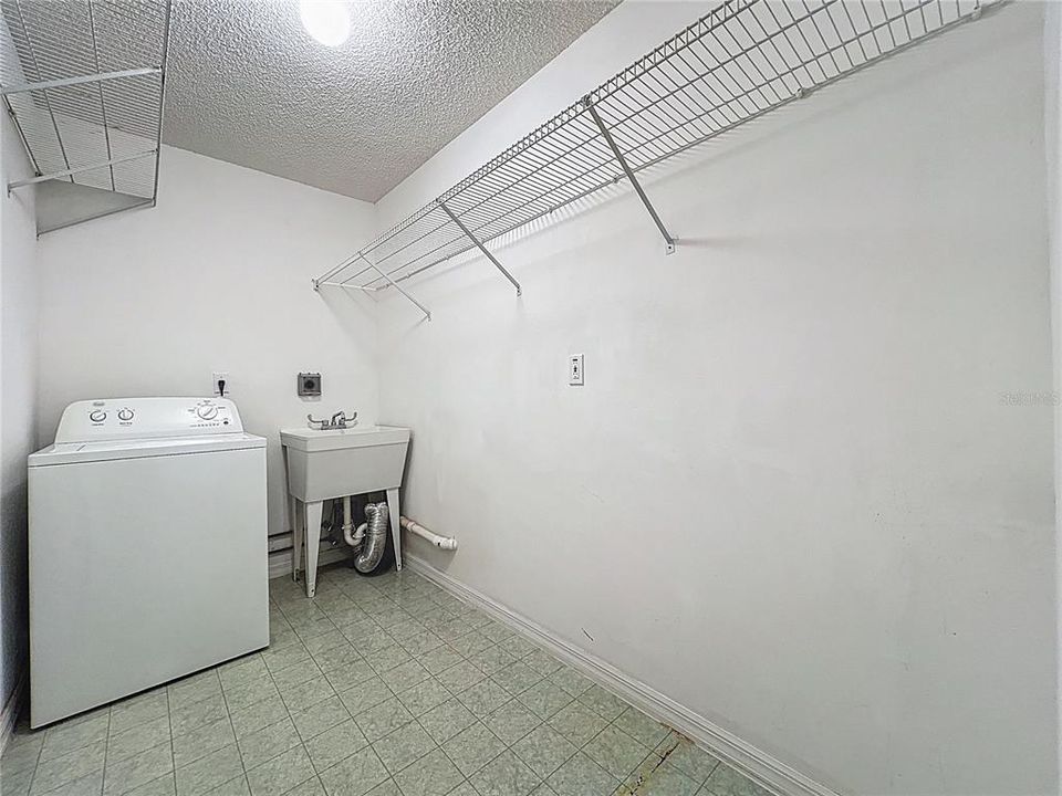 Active With Contract: $274,900 (4 beds, 2 baths, 1784 Square Feet)