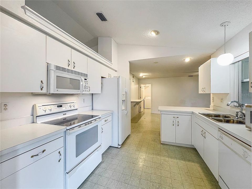 Active With Contract: $274,900 (4 beds, 2 baths, 1784 Square Feet)