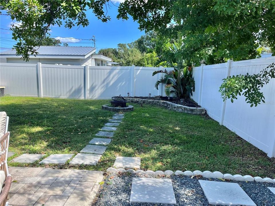 Active With Contract: $239,000 (2 beds, 1 baths, 768 Square Feet)