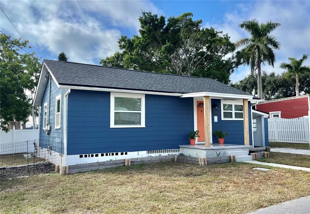 Active With Contract: $239,000 (2 beds, 1 baths, 768 Square Feet)