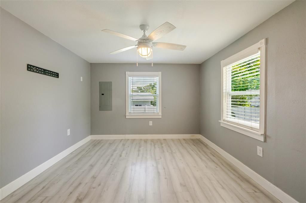 Active With Contract: $239,000 (2 beds, 1 baths, 768 Square Feet)