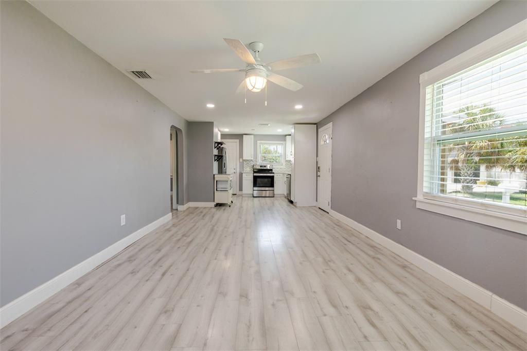 Active With Contract: $239,000 (2 beds, 1 baths, 768 Square Feet)