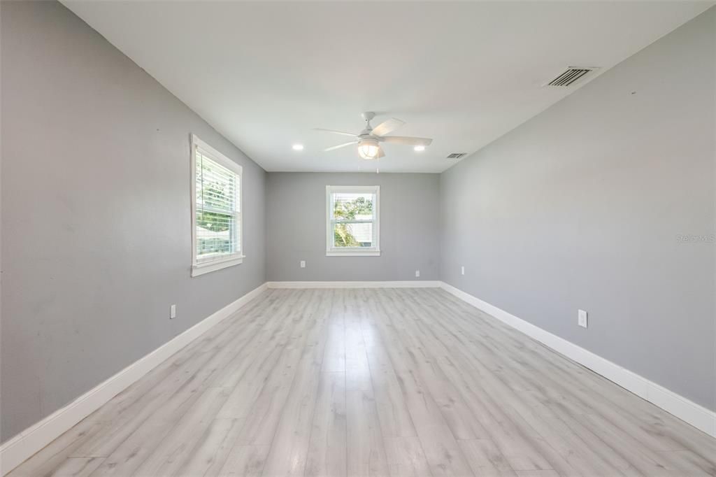 Active With Contract: $239,000 (2 beds, 1 baths, 768 Square Feet)