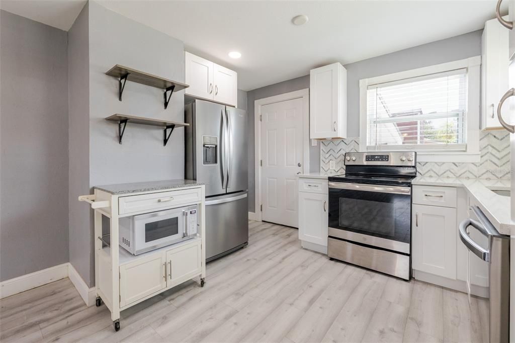 Active With Contract: $239,000 (2 beds, 1 baths, 768 Square Feet)