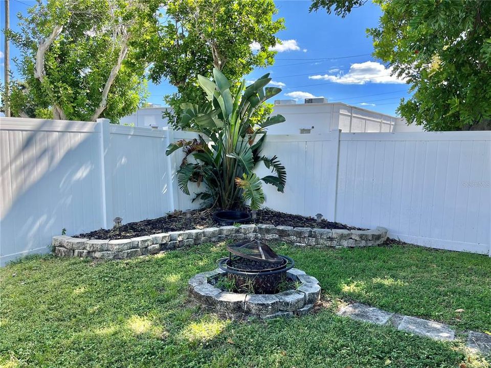 Active With Contract: $239,000 (2 beds, 1 baths, 768 Square Feet)