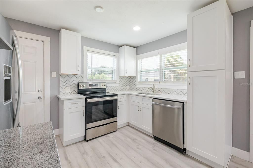 Active With Contract: $239,000 (2 beds, 1 baths, 768 Square Feet)