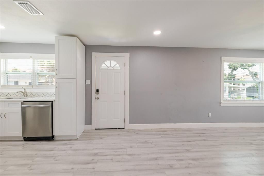 Active With Contract: $239,000 (2 beds, 1 baths, 768 Square Feet)